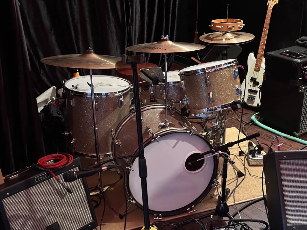 A photo of Rogers Holiday drums in silver sparkle wrap.